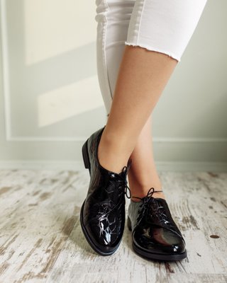 Жіночі туфлі на шнурках чорні 222 фото