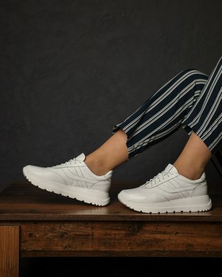 Жіночі кросівки на високій платформі білі 334 фото